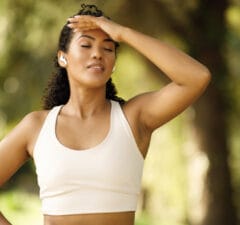 Femme fatiguée suite à une carence en fer