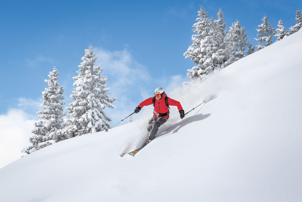 Skieur qui descend en hors piste