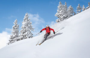 Skieur qui descend en hors piste