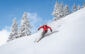 Skieur qui descend en hors piste